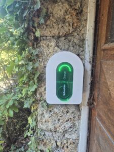 Borne de recharge 22 kW Schneider Electric installée sur un mur en pierre meulière